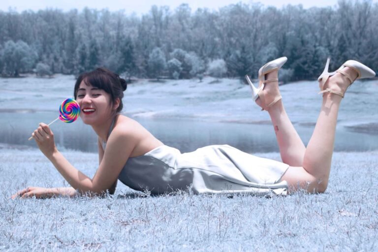 Mujer en sesión de fotografías simulando nieve